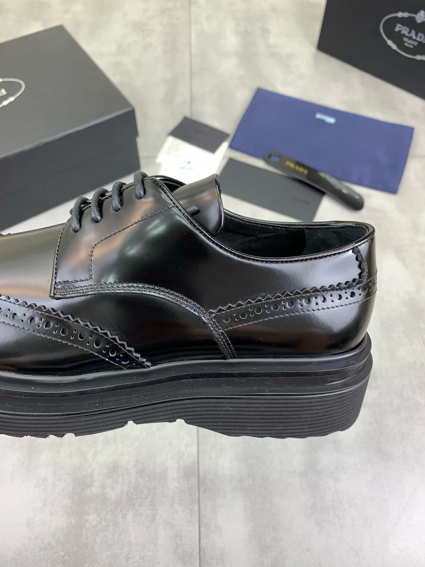 Factory price P880 💰Original quality, top version🔱 ＰＲＡＤＡPrada. Men's business casual leather shoes, top quality products. 1:1 shipment⬆️Luxurious and noble👞All imported original brand fabrics, just to create a more comfortable wearing experience. Upper: Original comfortable open edge bead-rubbed calf leather➕Top imported water-dyed full cow lining, original lightweight and comfortable TPU foam combination bottom✔️Code number: 39-44 (38.45 can be customized)